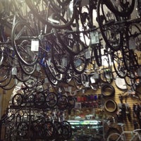 Foto scattata a Tread Bike Shop da Theda S. il 5/20/2012