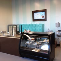 Снимок сделан в The Sweet Tooth - Cupcakery and Dessert Shop пользователем Trevor G. 1/8/2012