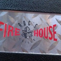 Foto tomada en ROC&amp;#39;s Firehouse Grille  por Jeffrey M. el 11/1/2011