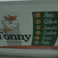 Foto tirada no(a) Pizzaria Disk Tonny por Henrique M. em 11/18/2011