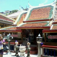 Photo taken at ศาลากลางนำ้ พระโพธิสัตว์กวนอิม SuanPlu temple by Josh ข. on 4/17/2012