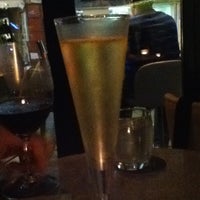 Foto tomada en Flutes Champagne &amp; Cocktail Bar  por Cynthia W. el 4/20/2012