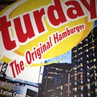 Снимок сделан в Saturday&#39;s The Original Burger пользователем Eduardo P. 6/16/2012