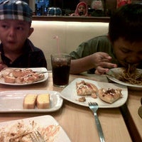 Photo taken at Pizza hut buaran plaza by Tehtnie T. on 2/12/2012