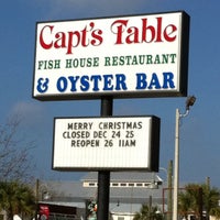 รูปภาพถ่ายที่ Captain&amp;#39;s Table Fish House Restaurant โดย Andy W. เมื่อ 12/22/2010