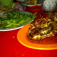 Photo taken at Aries 21 Seafood Kalimati, Pademangan by Pandu C. on 3/31/2012