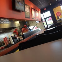 Foto tomada en MOOYAH Burgers, Fries &amp;amp; Shakes  por Blake H. el 5/19/2012
