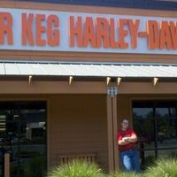 Foto tirada no(a) Powder Keg Harley-Davidson por Tammy K. em 8/13/2011