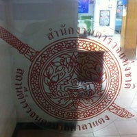 Photo taken at สถานีตำรวจนครบาลศาลาแดง by 🎏🎋Jean🎋🎏 on 2/25/2012