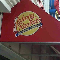 Photo taken at Johnny Rockets by Karina on 8/31/2011