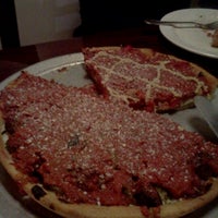Das Foto wurde bei Kylie&amp;#39;s Chicago Pizza von Ad r. am 10/13/2011 aufgenommen