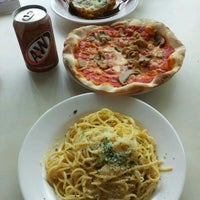 Photo taken at Sapore Italiano @ NUS Arts Canteen by Momo H. on 1/26/2012