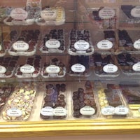 Das Foto wurde bei Village Chocolatier von Sara am 8/16/2012 aufgenommen