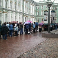 Photo taken at Очередь в Эрмитаж by Vladimir D. on 6/12/2012