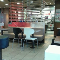 Foto tirada no(a) McDonald&amp;#39;s por Raymond F. em 6/27/2012