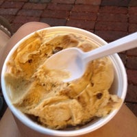 7/25/2012 tarihinde rachel w.ziyaretçi tarafından Falls Ice Cream'de çekilen fotoğraf
