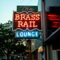 รูปภาพถ่ายที่ Brass Rail Lounge โดย JR W. เมื่อ 7/2/2012