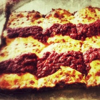7/27/2012 tarihinde chuckerziyaretçi tarafından Pizza Squared Detroit Style Pizza'de çekilen fotoğraf
