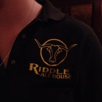 รูปภาพถ่ายที่ Riddle Ale House โดย AARON R. เมื่อ 8/23/2012