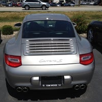 รูปภาพถ่ายที่ Tom Wood Porsche โดย Chris R. เมื่อ 7/21/2012