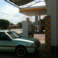 รูปภาพถ่ายที่ Shell Station โดย Mr K. เมื่อ 6/12/2012