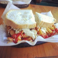 Foto tomada en Lucky&amp;#39;s Sandwich Company  por Valencia S. el 8/30/2012