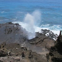Photo taken at Hālona Blowhole Lookout by ✨🌸MAY🌸✨ on 4/30/2013