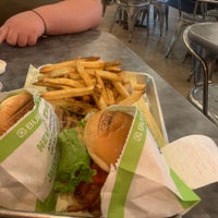 รูปภาพถ่ายที่ BurgerFi โดย Rebecca S. เมื่อ 9/22/2019