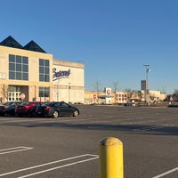 รูปภาพถ่ายที่ Connecticut Post Mall โดย Bianca B. เมื่อ 12/12/2023