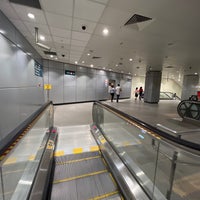 Photo taken at Bayfront MRT Interchange (CE1/DT16) by Anj R. on 8/19/2023