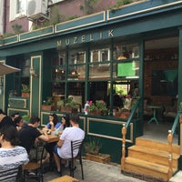 Das Foto wurde bei Müzelik Cafe Çengelköy von Aslı S. am 8/6/2016 aufgenommen