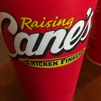 รูปภาพถ่ายที่ Raising Cane&amp;#39;s Chicken Fingers โดย Jeanette R. เมื่อ 5/5/2019