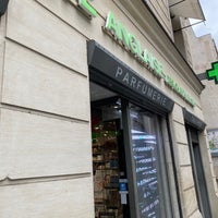 Photo taken at Pharmacie Anglaise des Champs-Élysées by Janner A. on 5/7/2023