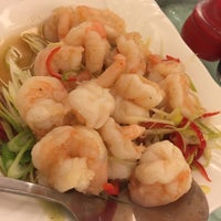 Photo taken at Li Yen Restaurant by Fenny W. on 4/10/2016