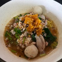 Photo taken at ก๋วยเตี๋ยวหมูตำลึงนายชนะ by Paul W. on 2/4/2023