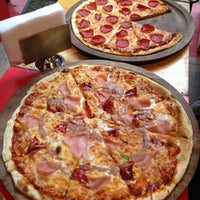 รูปภาพถ่ายที่ Cubo Rosso Pizza โดย Richard S. เมื่อ 5/26/2013