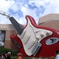 Photo taken at Rock &amp;#39;N&amp;#39; Roller Coaster Starring Aerosmith by Txebito L. on 4/24/2013