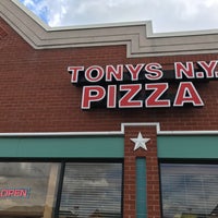Foto scattata a Tony&amp;#39;s New York Pizza da Andrew P. il 5/7/2017