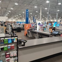 Photo taken at Best Buy by Sunny S. on 11/2/2019