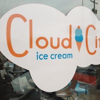 Foto tomada en Cloud City Ice Cream  por Sue M. el 5/24/2013