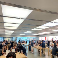 Photo taken at Apple Dadeland by Ramon R. on 9/25/2019