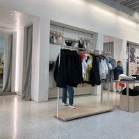 รูปภาพถ่ายที่ Everlane โดย Pom P. เมื่อ 4/28/2018