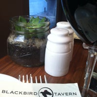 รูปภาพถ่ายที่ The Blackbird Tavern โดย Valerie G. เมื่อ 8/28/2013