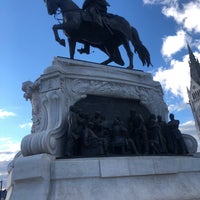 Jozsef Attila Szobor Kossuth Lajos Ter Budapest Budapest