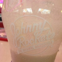 Photo taken at Johnny Rockets by Наташа Ф. on 7/1/2013