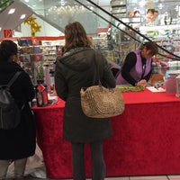 12/17/2015 tarihinde David D.ziyaretçi tarafından Müller Drogeriemarkt'de çekilen fotoğraf