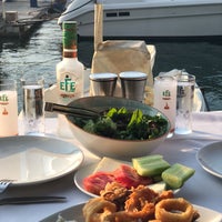 Das Foto wurde bei Yengeç Restaurant von tommy d. am 7/2/2018 aufgenommen