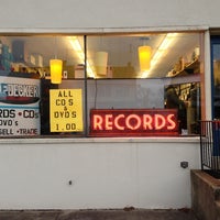 รูปภาพถ่ายที่ Double Decker Records โดย Zac Z. เมื่อ 12/27/2012