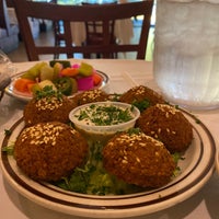 Das Foto wurde bei Al Natour Middle Eastern Restaurant von RAY am 12/13/2021 aufgenommen