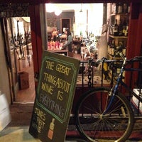 10/30/2013 tarihinde Nicole A.ziyaretçi tarafından Jones Street Wine'de çekilen fotoğraf